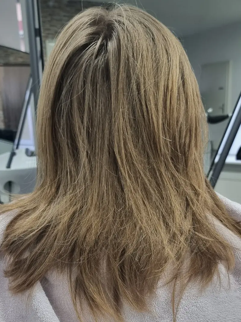 Langes blondes Haar mit natürlichem Farbverlauf